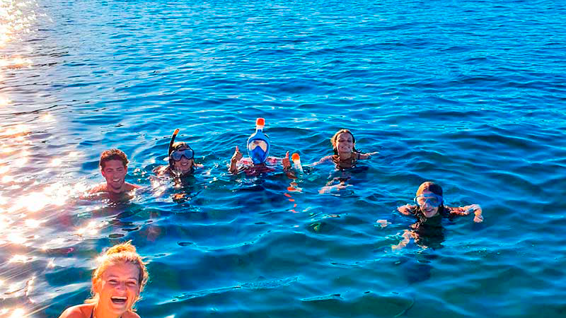 imagen de jóvenes bucenado en denia
