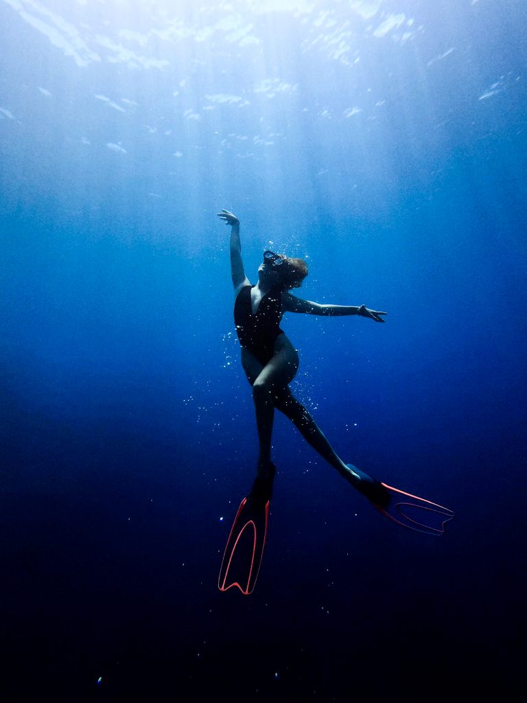 chica bucenado con snorkel en denia