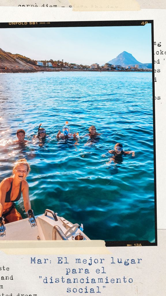 amigos bañandose desde el barco de alquiler