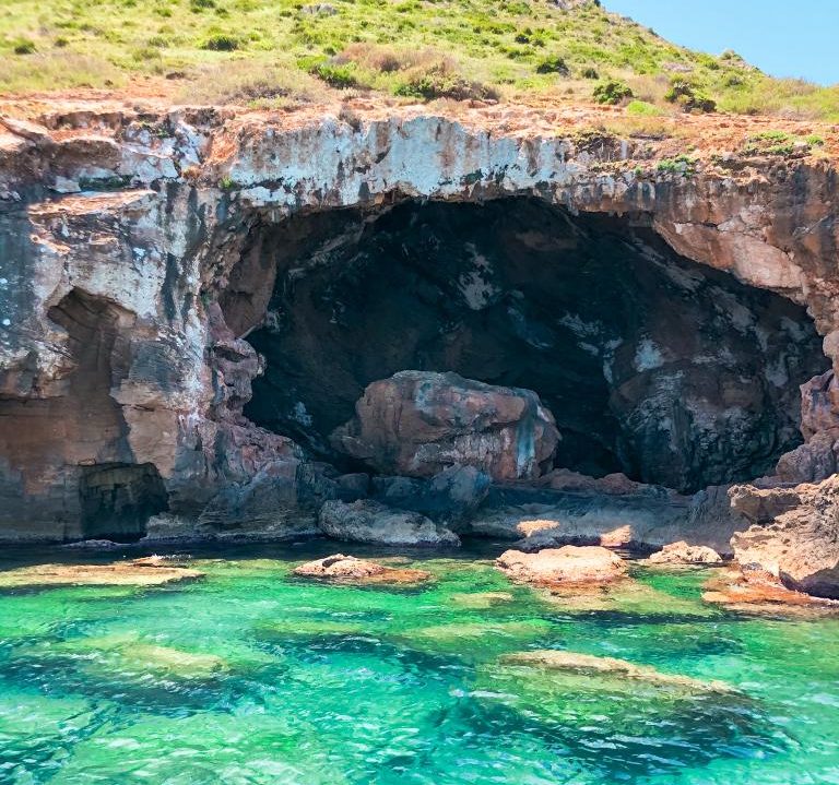 imagen cueva junto al mar