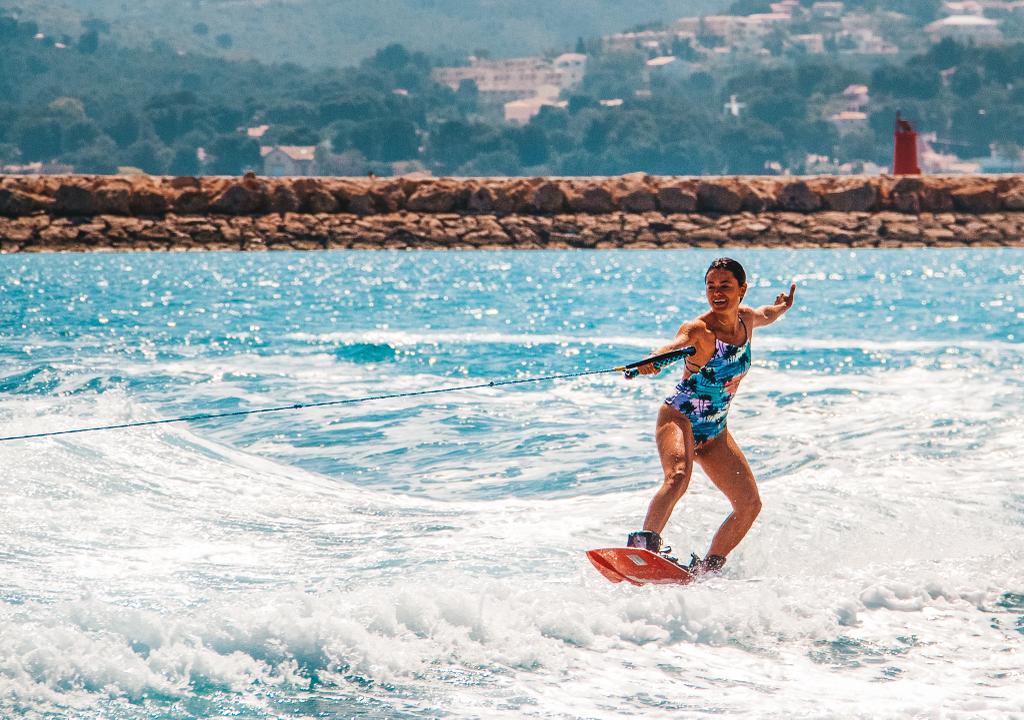 chica haciendo wakeboarding