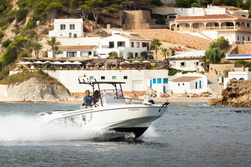 barco navegando por la costa