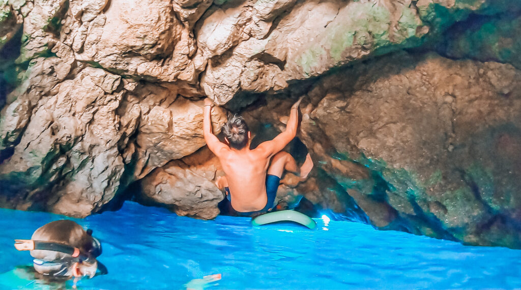 snorkel en cuevas marinas ocultas