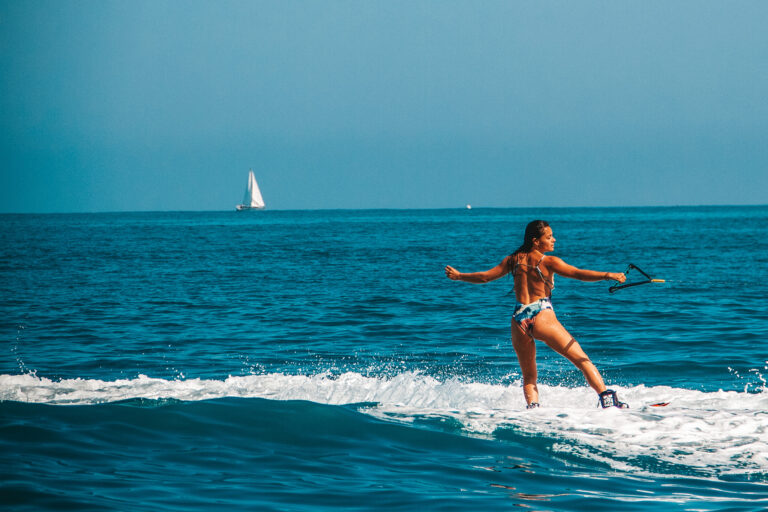 chica haciendo wakeboarding en la costa de denia